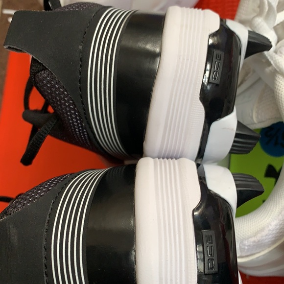 🌻 Brand New Under armour cleats 7.5 - Picture 3 of 14